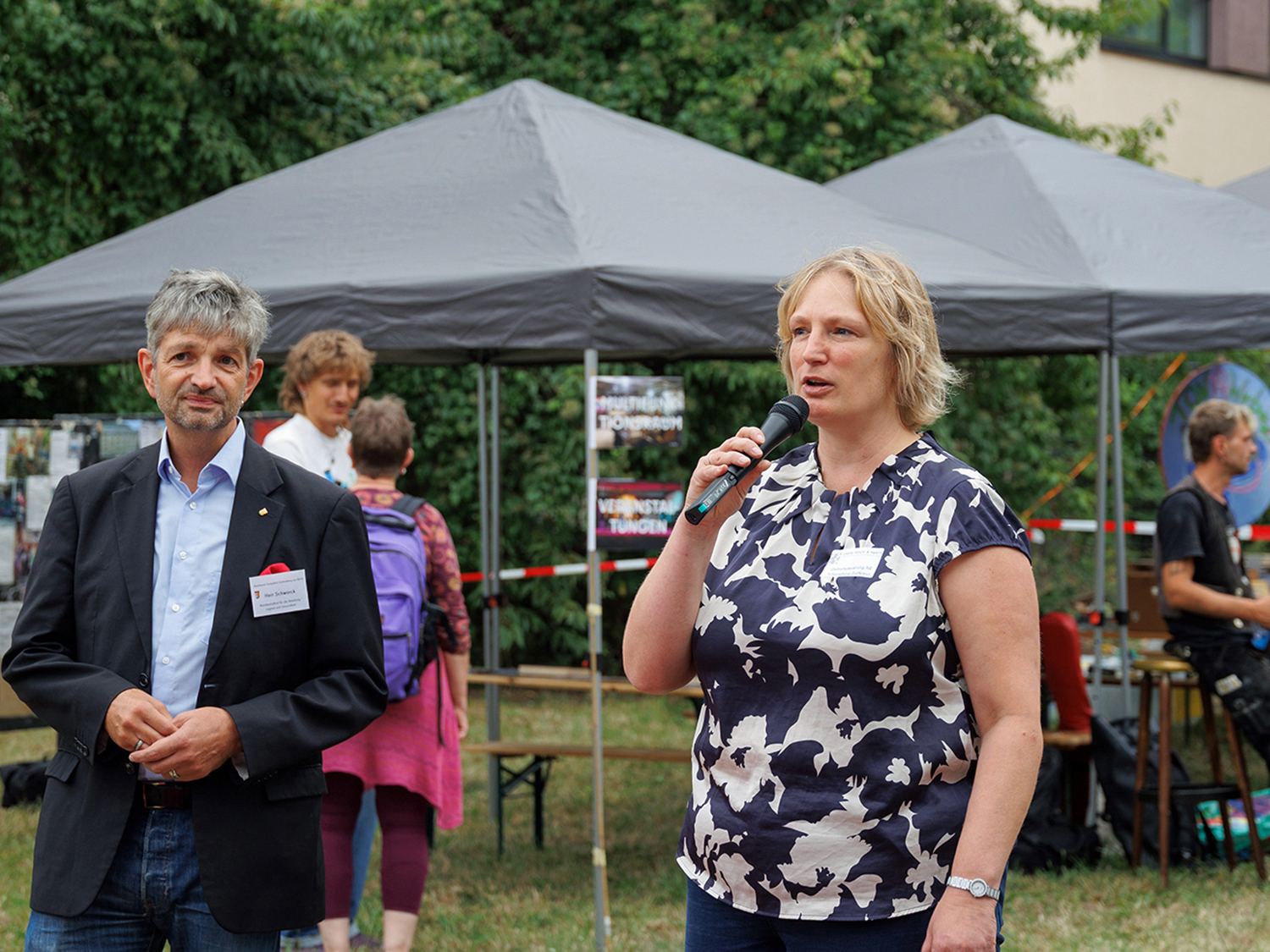 Nadine Fehlert begrüßt am Mikrofon die Gäste