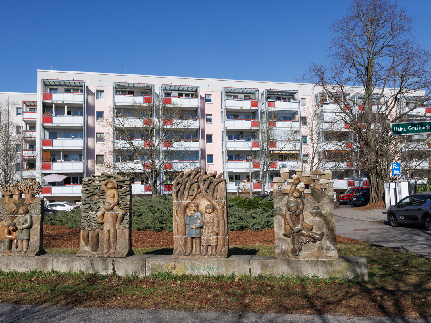 Kunstwerke im Heinz-Graffunder-Park vor Plattenbau