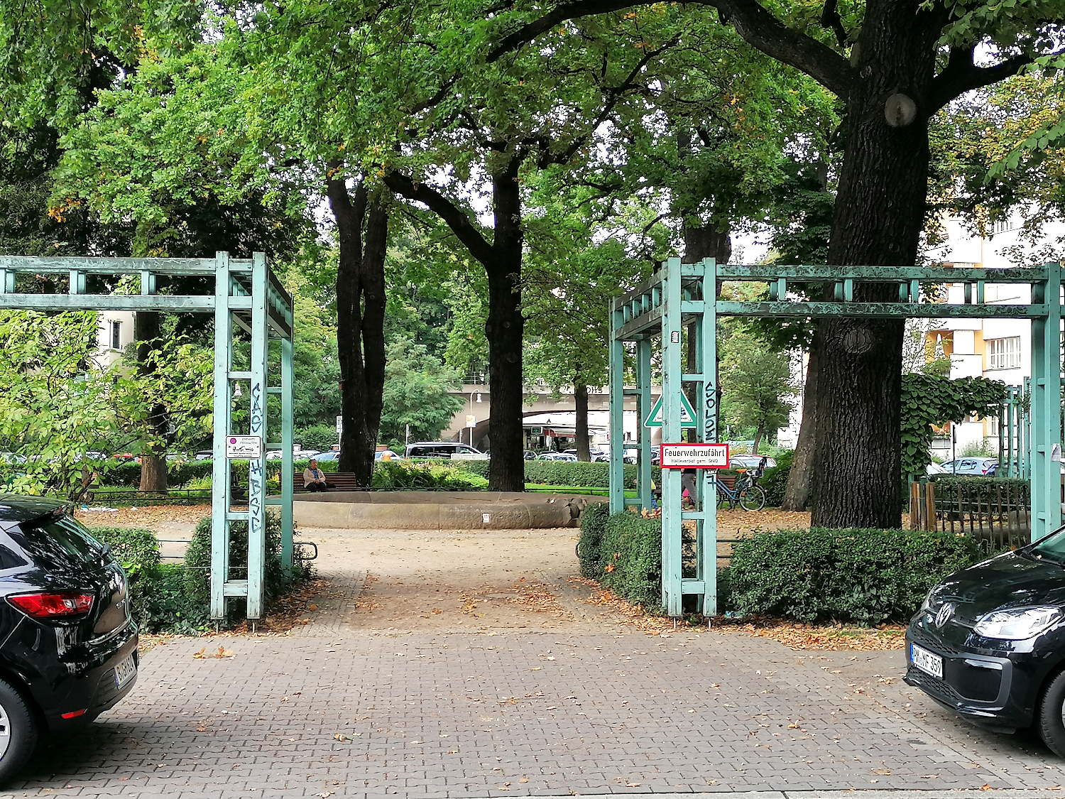 Blick auf den Brunnen auf dem Jugendplatz durch Pergola