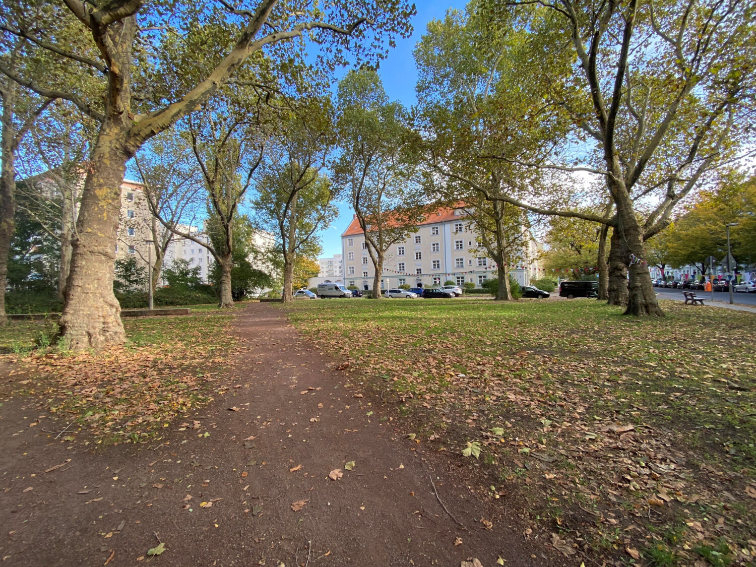 Der Platz vor der Hoffnungskirche im Zentrum des Gebiets Pankow-Süd
