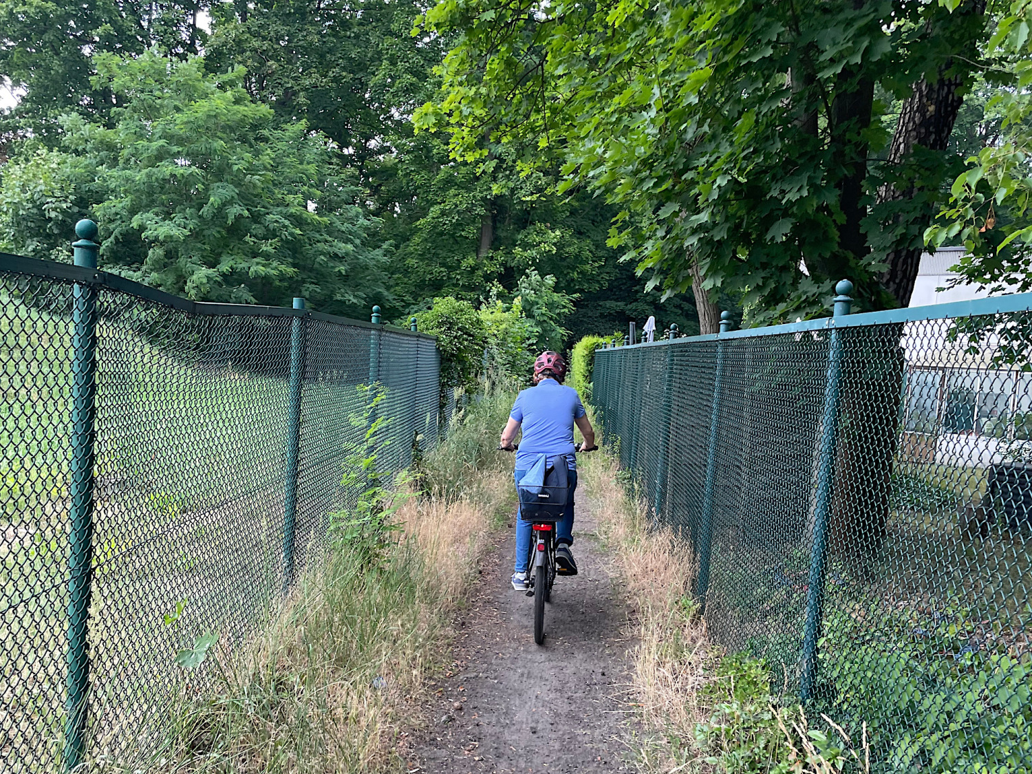 Radweg zum Tegeler See zwischen Maschendrahtzäunen