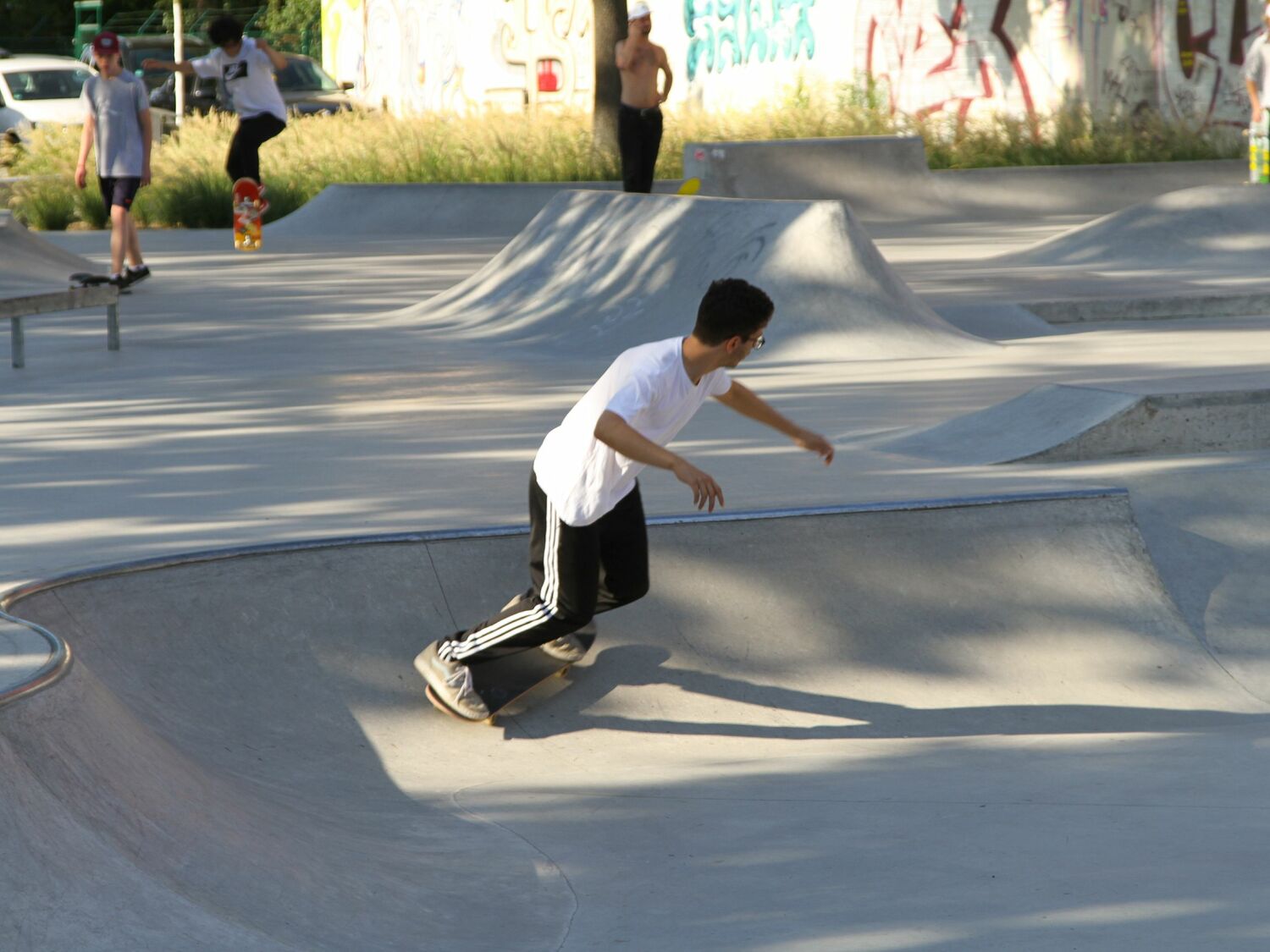 Jugendliche beim Skateboardfahren in einer Bowl