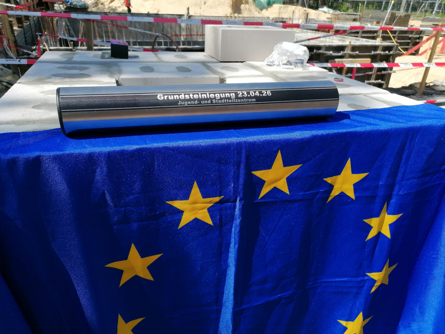 Kapsel bei Grundsteinlegung auf EU-Fahne - Symbolbild