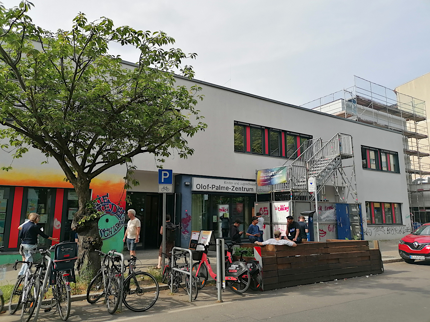 Das Olof-Palme-Zentrum in Wedding mit dem noch eingerüsteten Erweiterungsbau