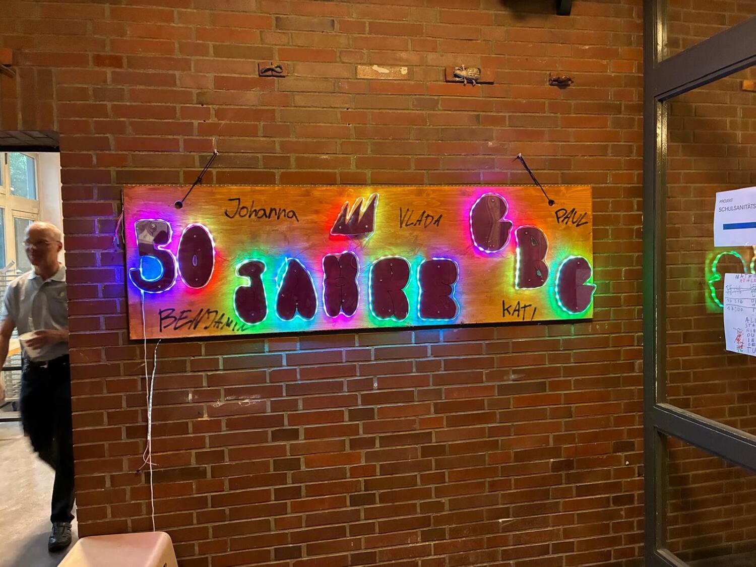 Display aus Holz und LEDs mit Schrift 50 Jahre GBG und Namen der Jugendlichen
