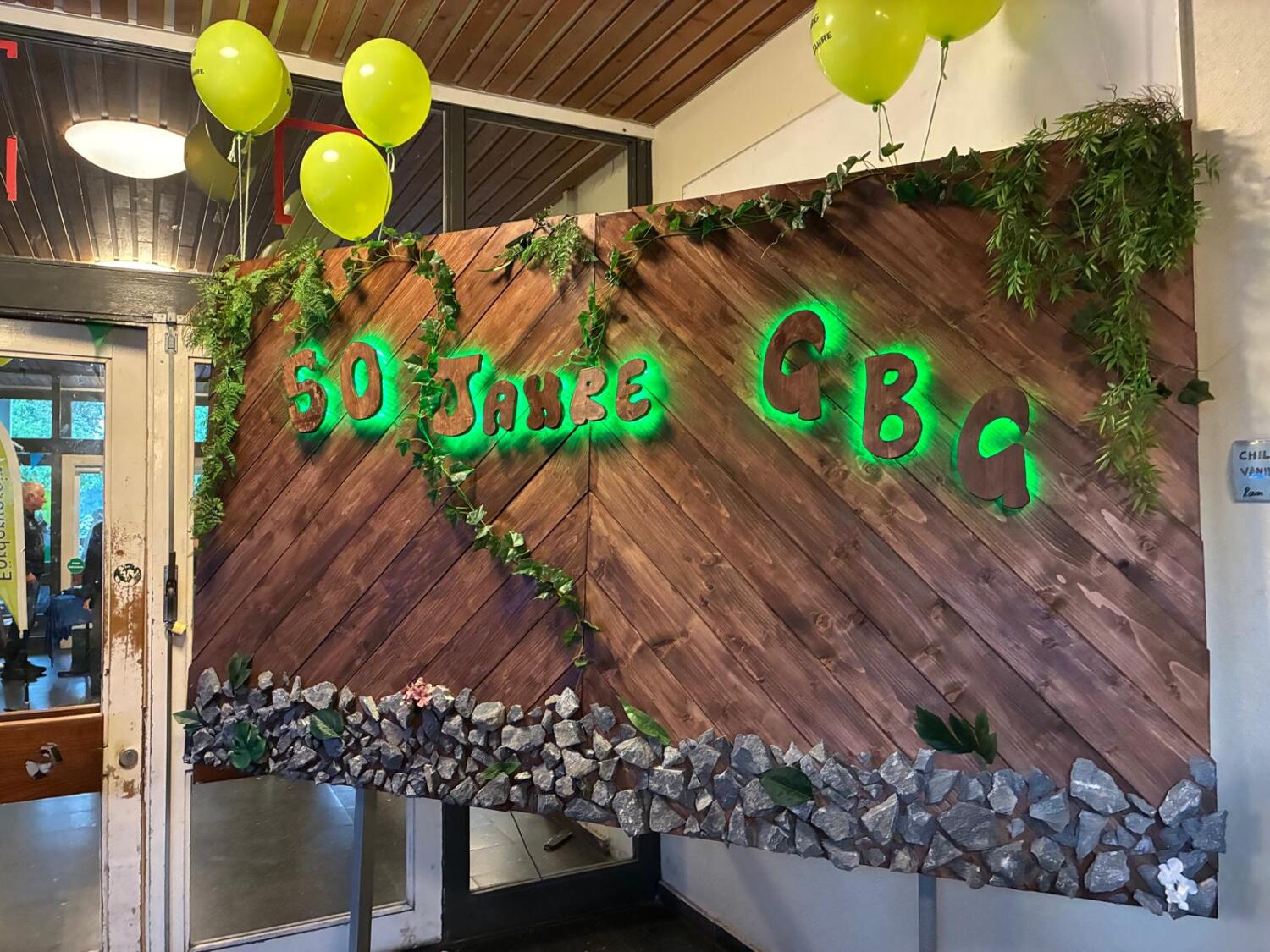 Display aus Holz, Steinen und LEDs mit Schrift 50 Jahre GBG