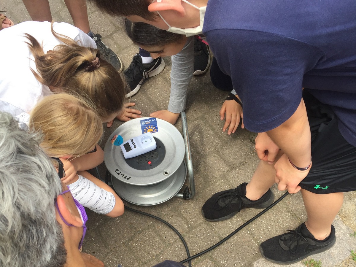 Mühlenau-Grundschule: Experiment an einer Photovoltaikanlage