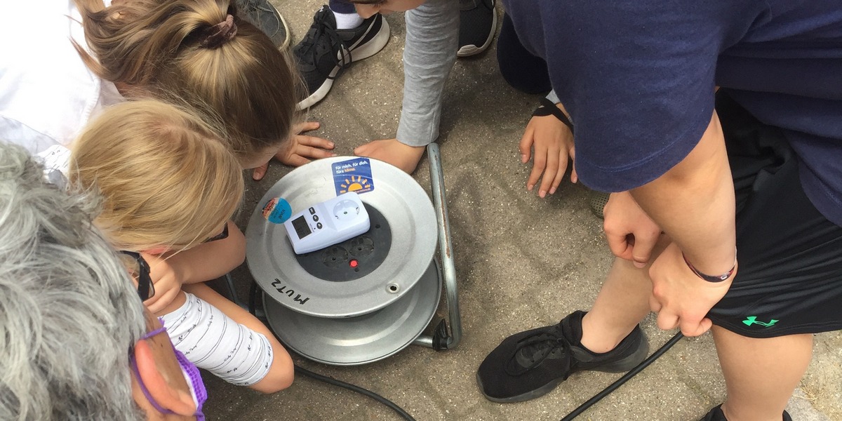 Mühlenau-Grundschule: Experiment an einer Photovoltaikanlage