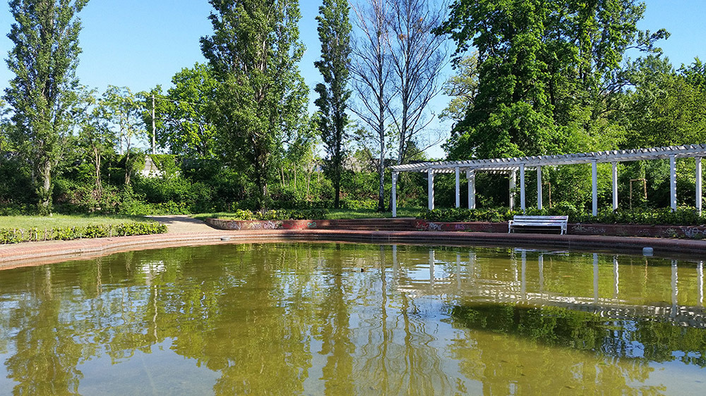 Bernkastler Platz im Mai 2019: Brunnen mit Pergola