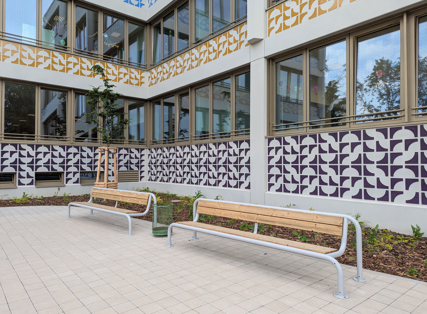 Grundschule Reinickendorfer Straße, Bänke (Neubau von modularen 4-zügigen Grundschulen)