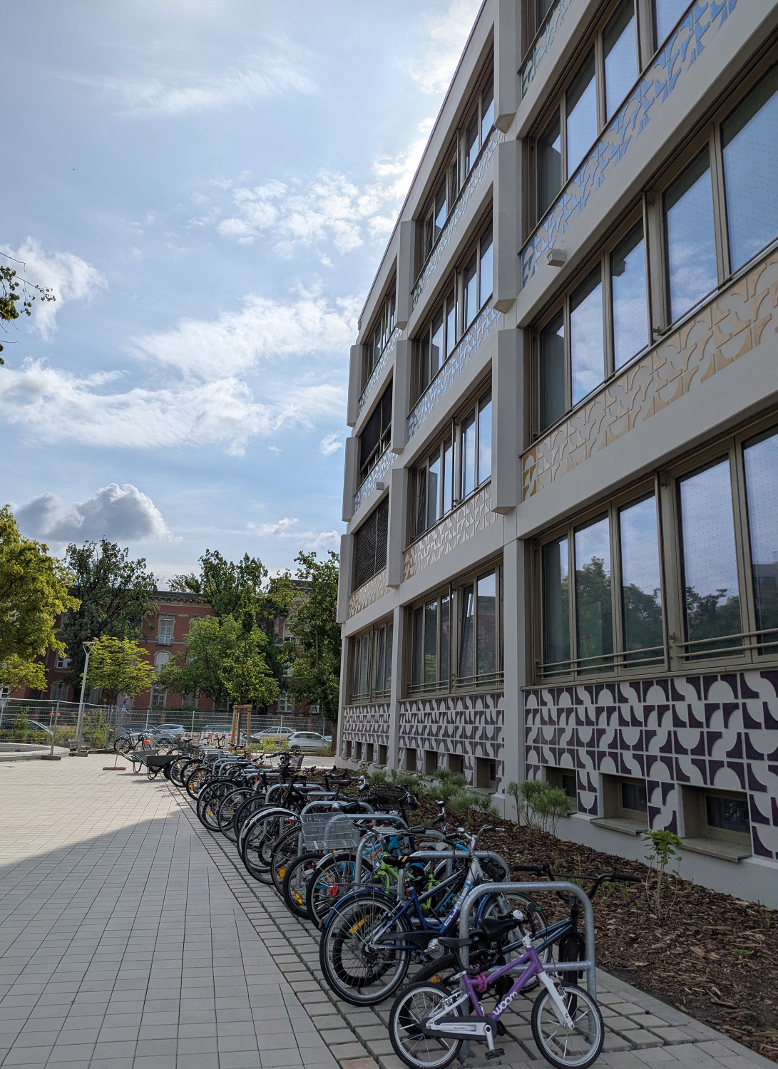 Grundschule Reinickendorfer Straße, Gut genutzte Fahrradbügel (Neubau von modularen 4-zügigen Grundschulen)