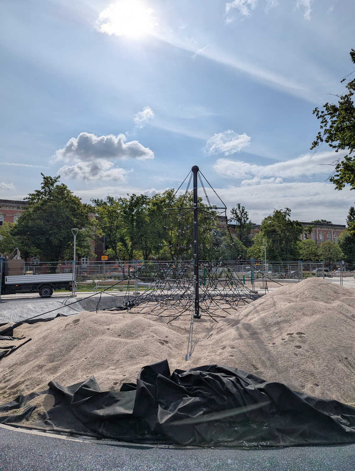 Grundschule Reinickendorfer Straße, Kletterspinne im Aufbau (Neubau von modularen 4-zügigen Grundschulen)