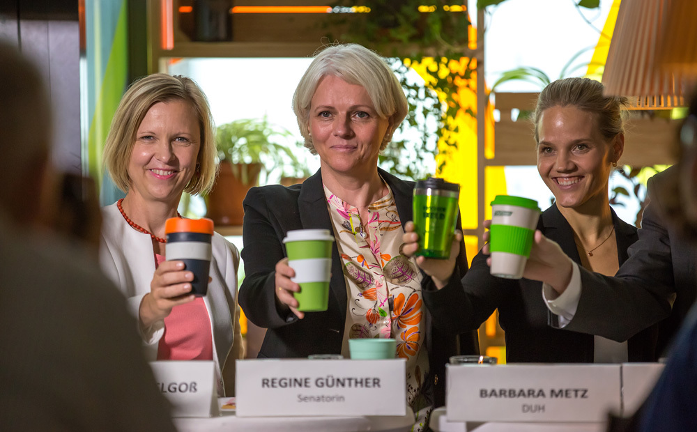 Initiative BETTER WORLD CUP; v.l.n.r.: Dr. Tanja Wielgoß, BSR; Senatorin Regine Günther; Barbara Metz, Deutsche Umwelthilfe (DUH)