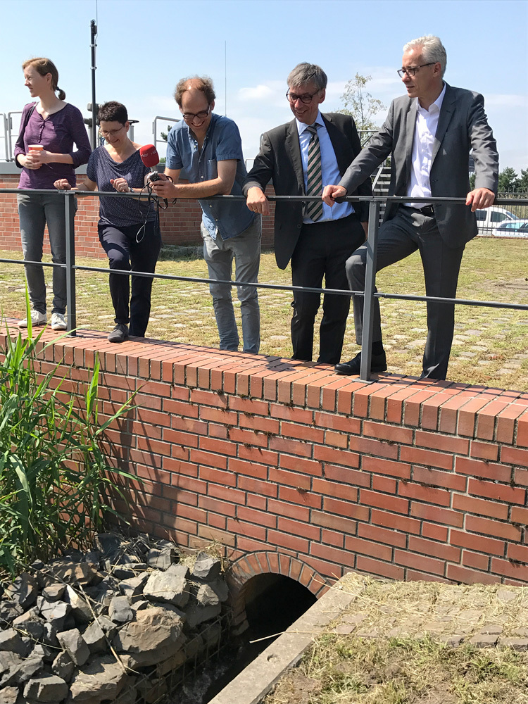 Jörg Simon, Vorstandsvorsitzender der Berliner Wasserbetriebe und Umweltstaatssekretär Stefan Tidow besichtigten eine Schilfkläranlage in Adlershof