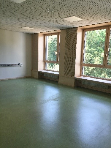 Klassenraum mit LED-Deckenbeleuchtung