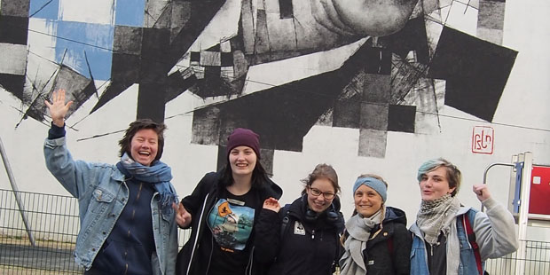 Eine Gruppe Jugendliche vor Graffitikunst in Brüssel