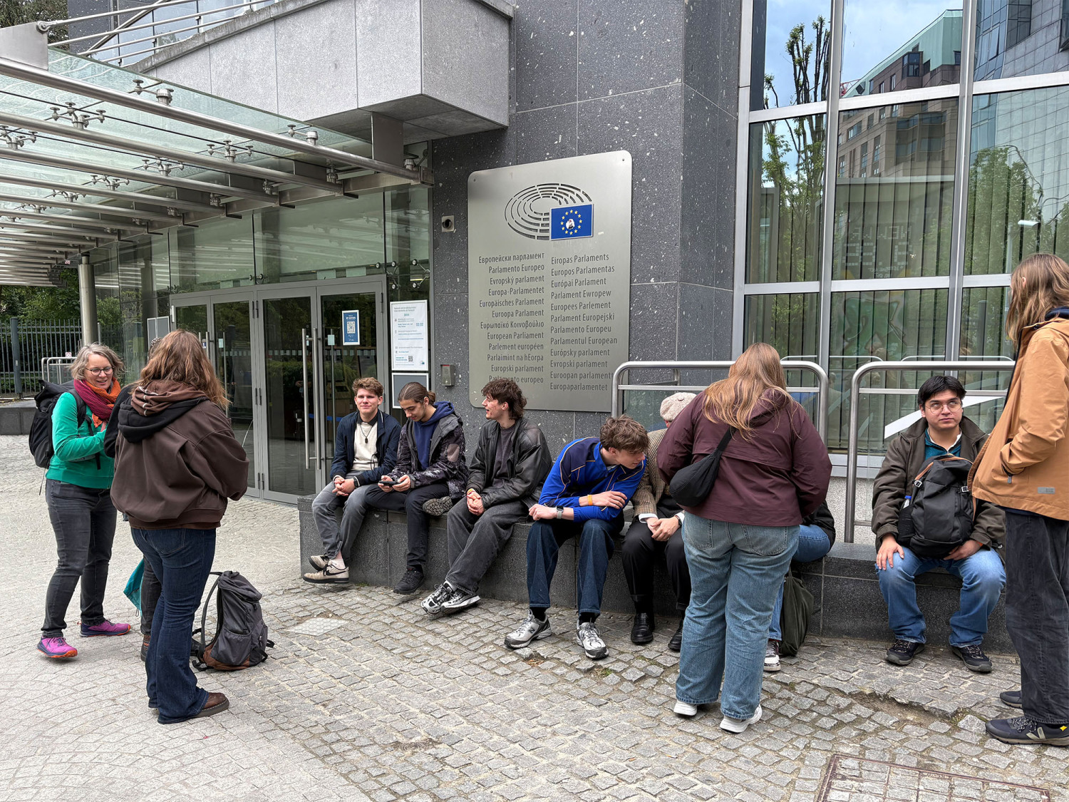 Seminarreise von 25 jungen FÖJ-Teilnehmenden nach Brüssel 2026: Sammeln vorm EU-Parlament