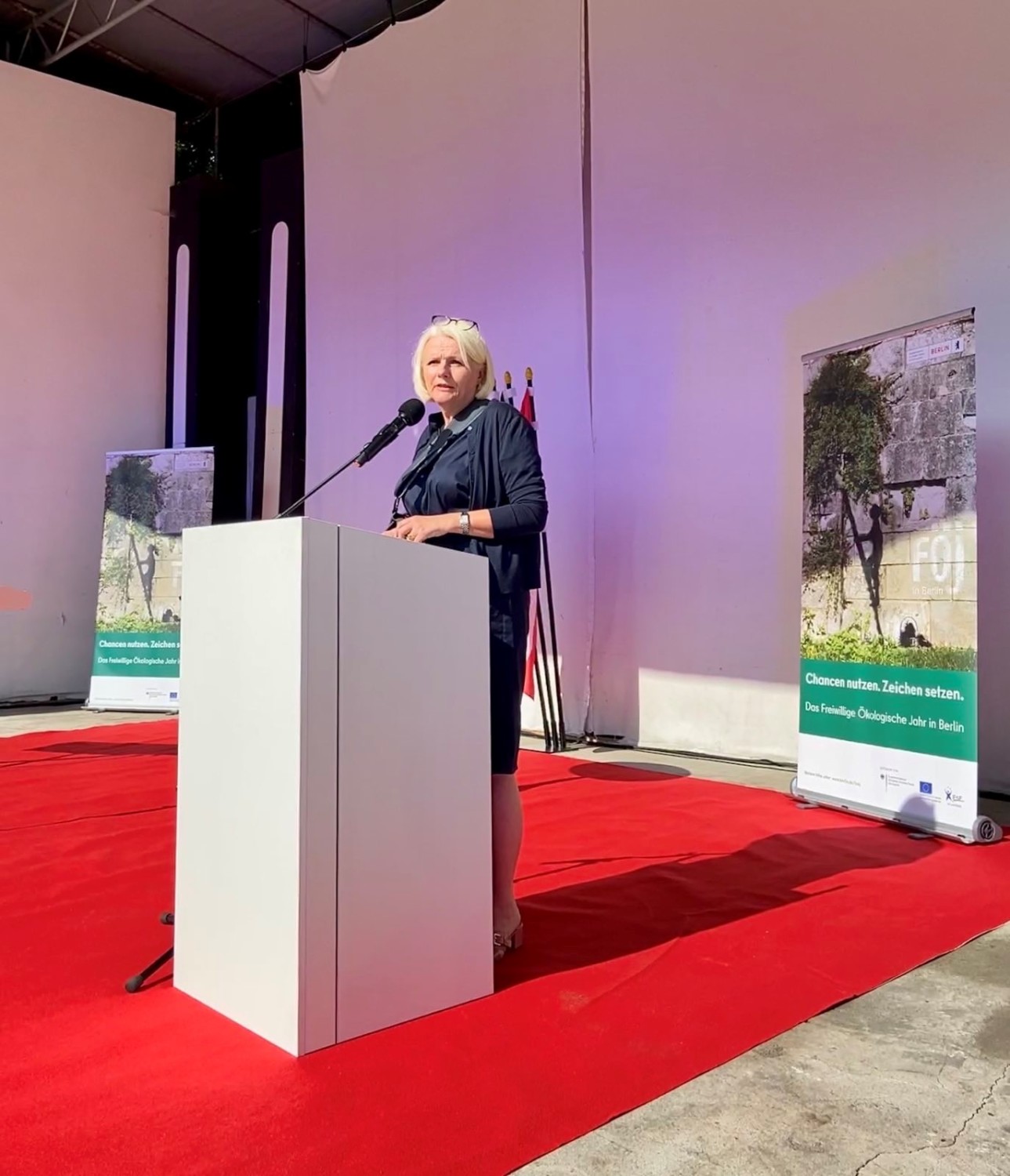 Regine Günther, Senatorin für Umwelt, Verkehr und Klimaschutz begrüßt in ihrer Rede die neuen Freiwilligen.