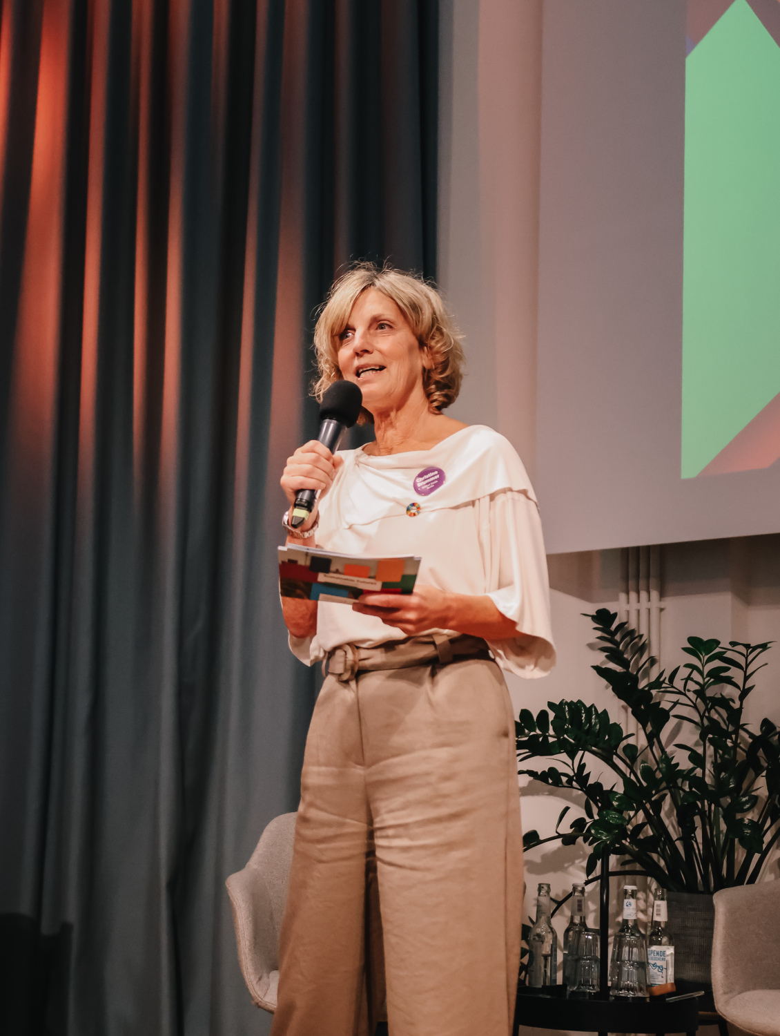 Christine Brummer begrüßt die Teilnehmenden