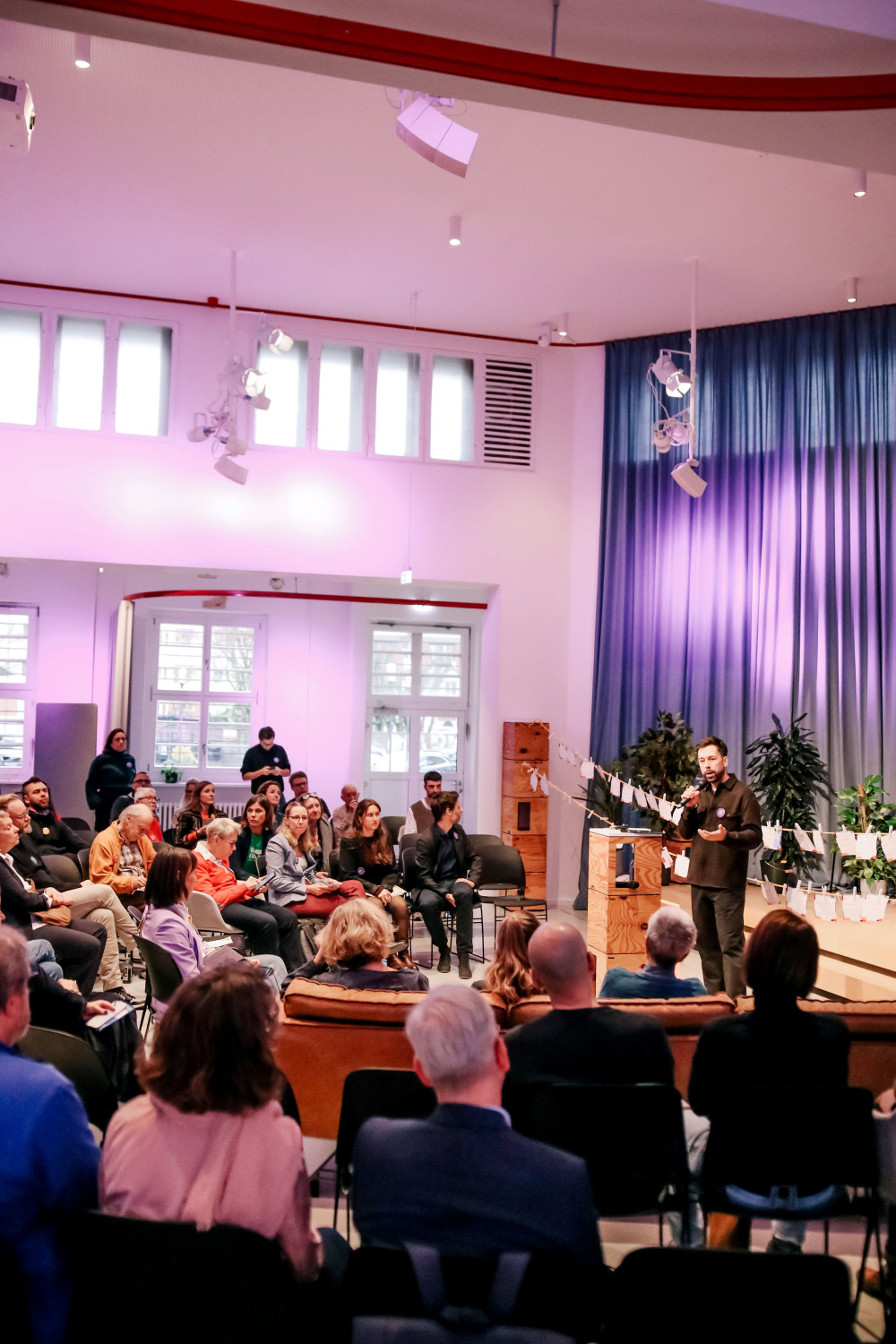 Moderator Felix Rundel und Publikum