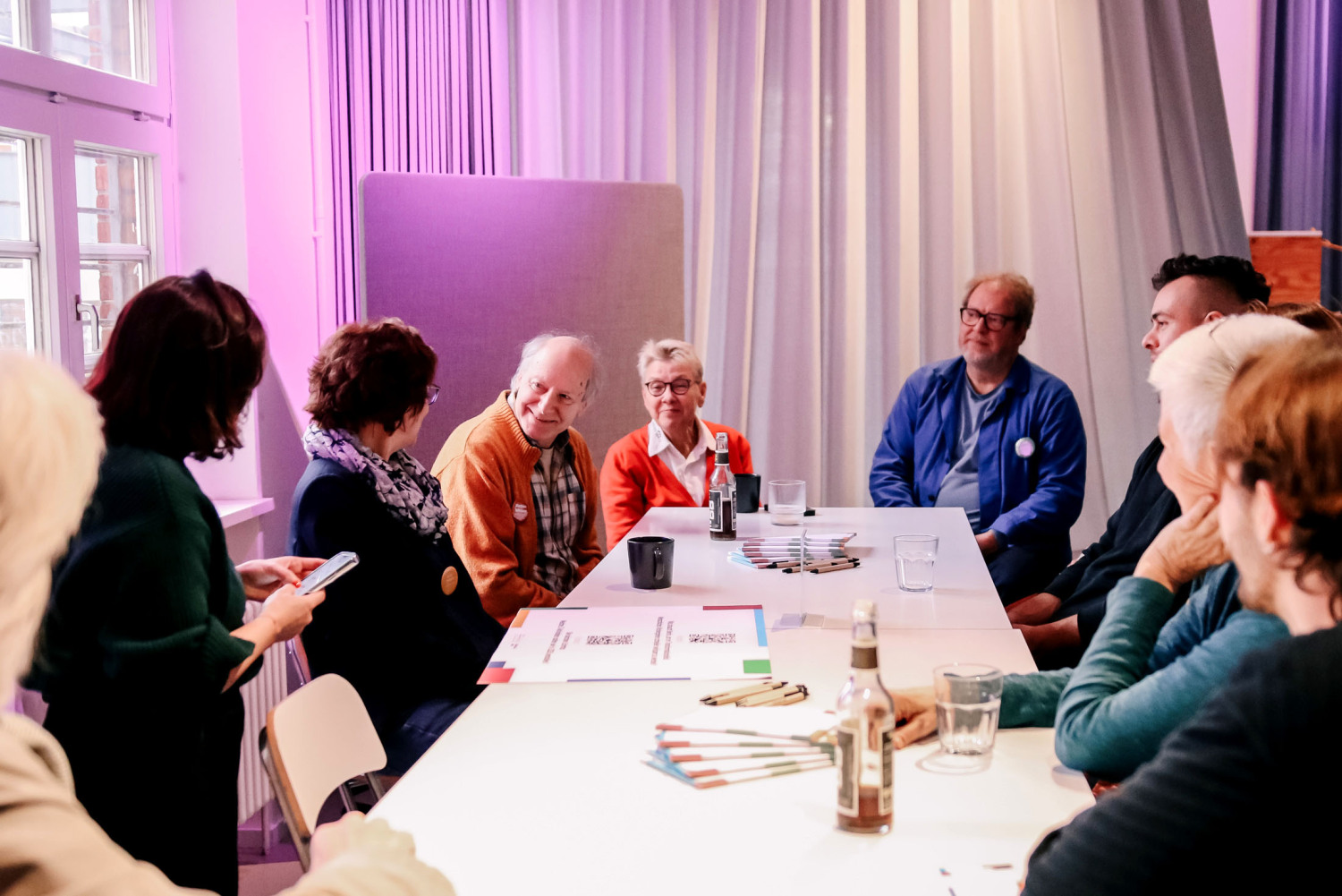 Teilnehmende diskutieren in einer Zukunftswerkstatt