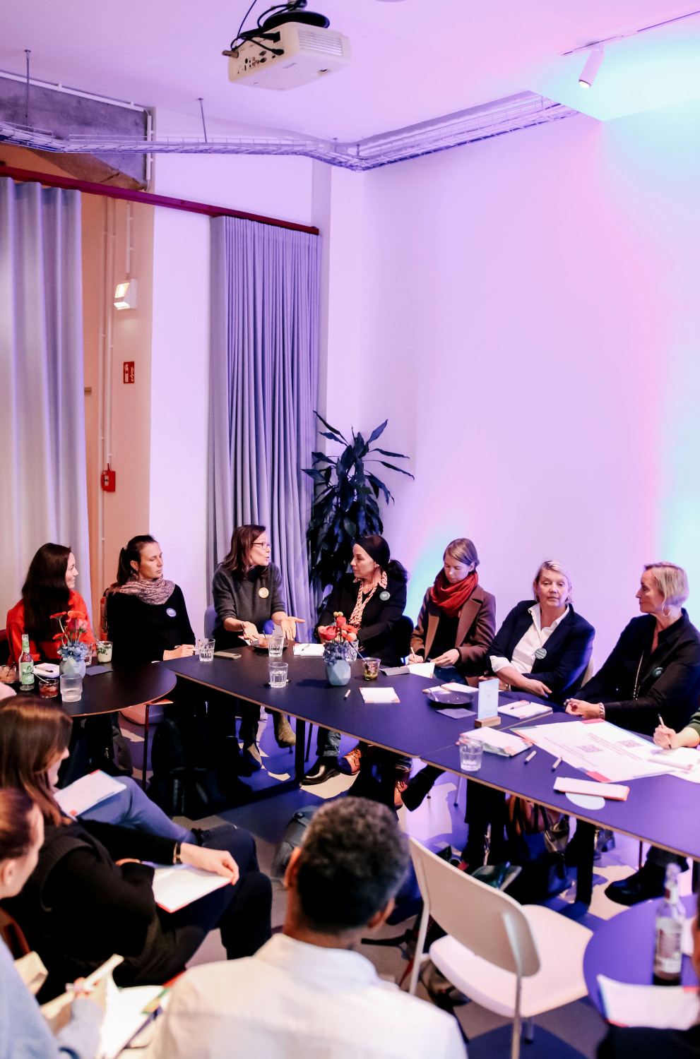 Teilnehmende diskutieren in einer Zukunftswerkstatt