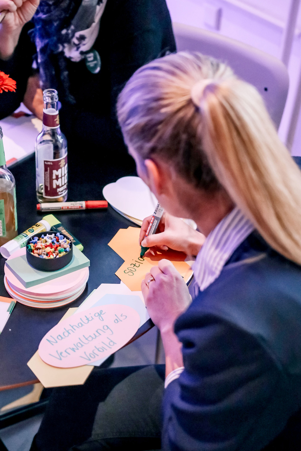 Teilnehmerin hält Impulse der Zukunftswerkstatt fest