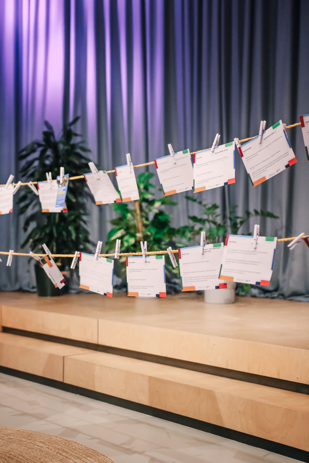 Netzwerkkarten werden im Raum aufgehängt