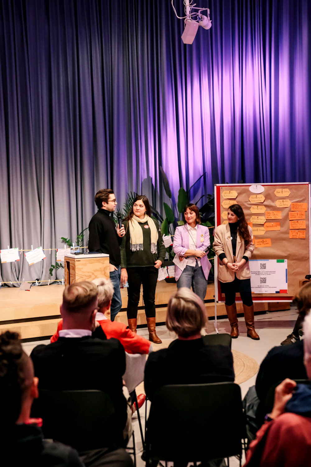 Teilnehmende stellen die Ergebnisse der Zukunftswerkstatt vor