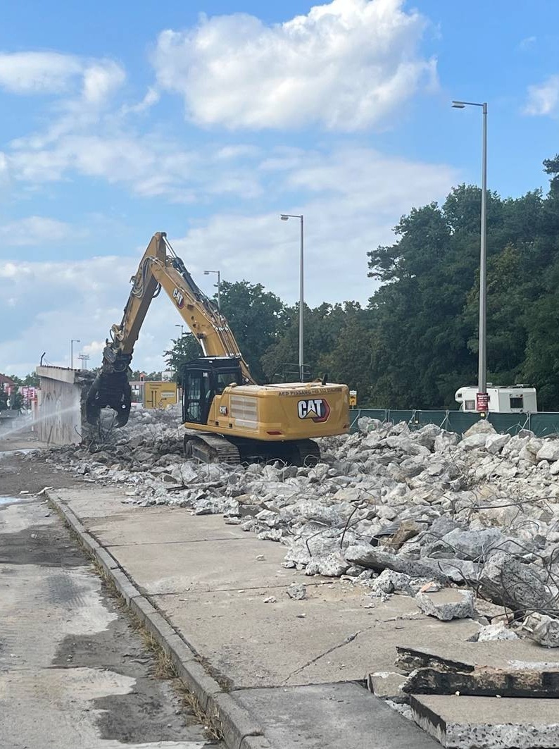 Abbruch der Stützwände mittels Betonzange, östliches Rampenbauwerk