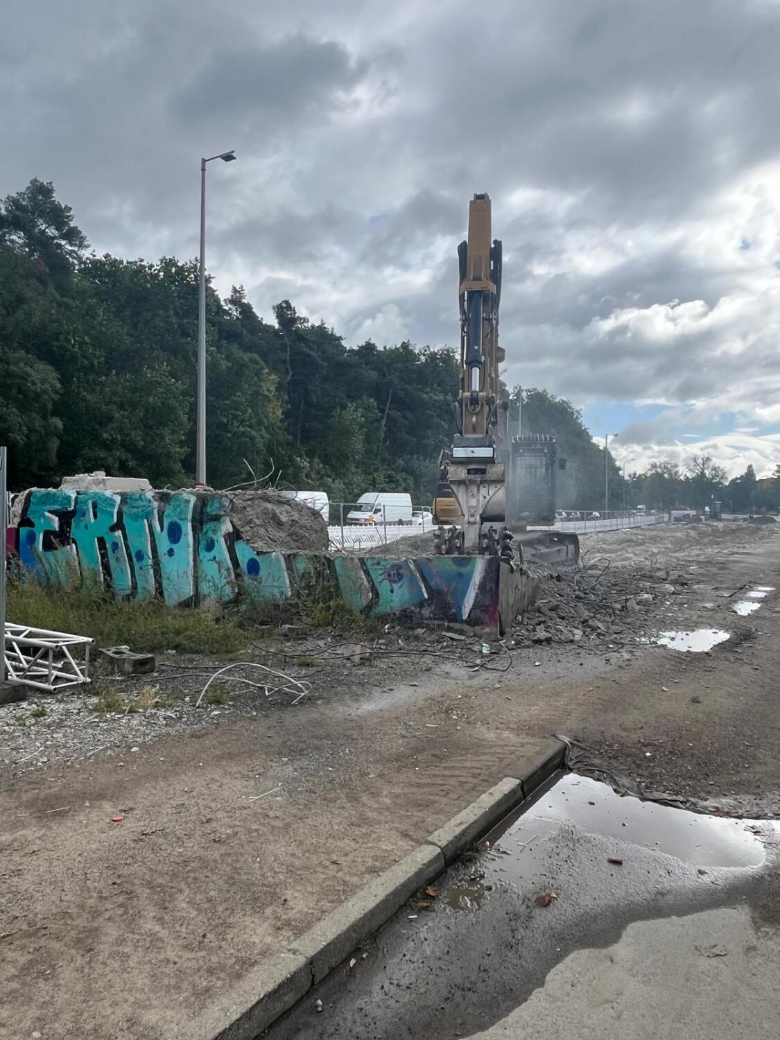 Abtrag des Widerlagers mittels Betonfräse, östliches Rampenbauwerk