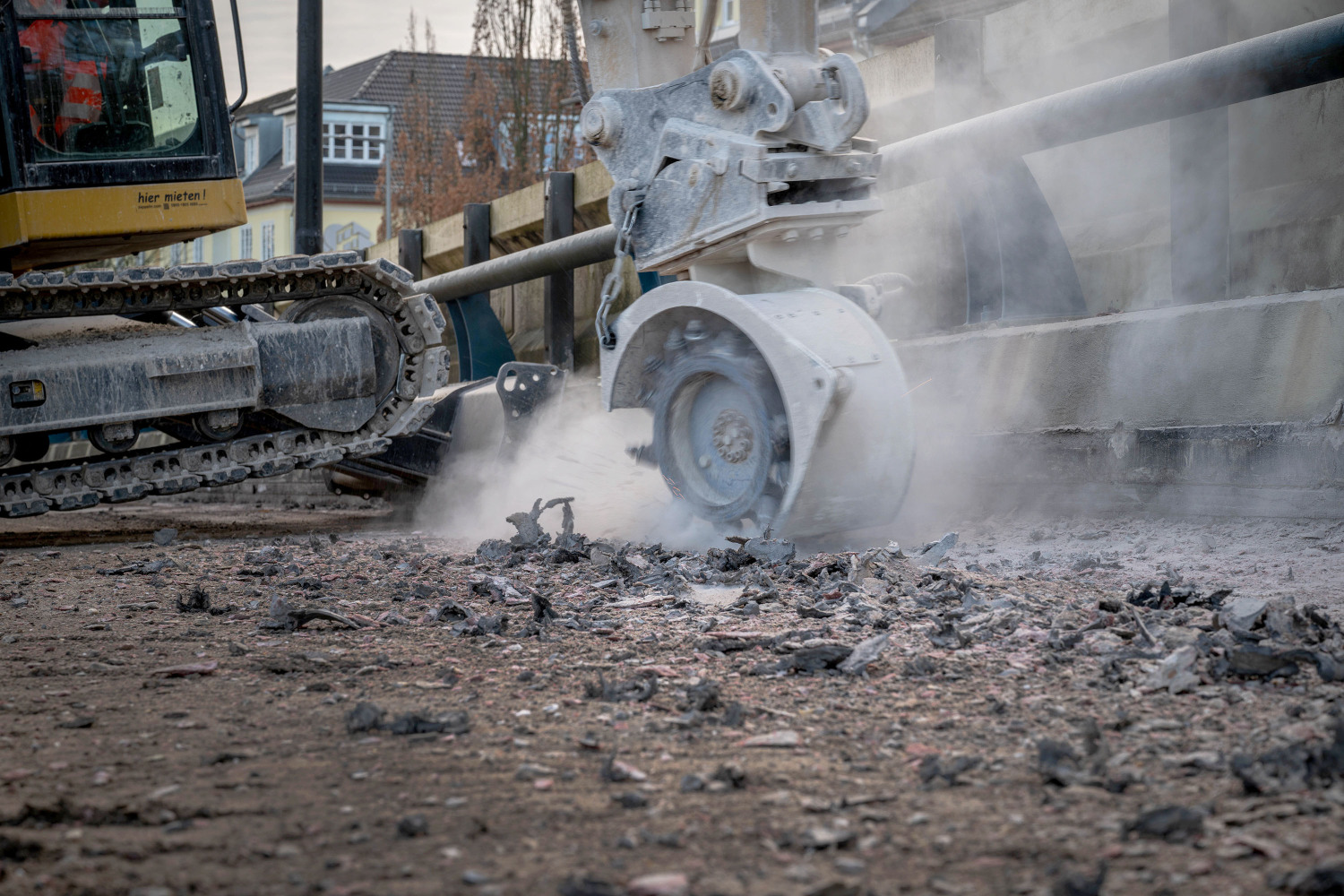 Feinfräsarbeiten, Brückenabdichtung – Straßenfräse, Dezember 2025