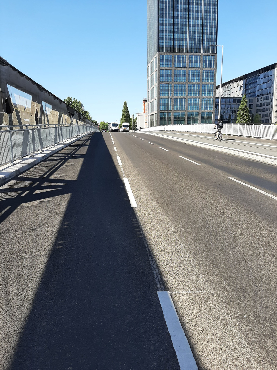 3 Fahrspuren in Richtung Treptow auf der Brücke, Juni 2026