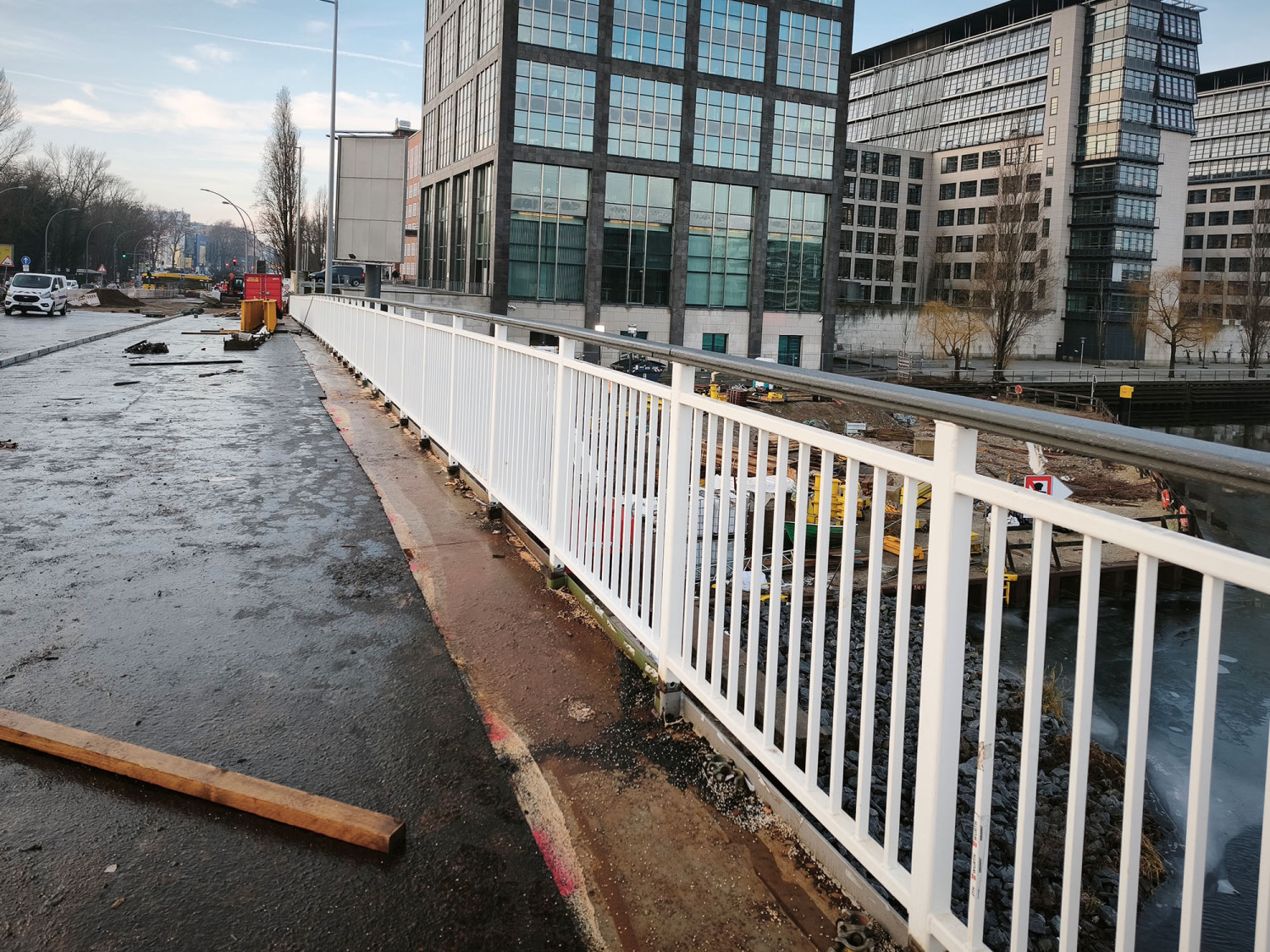 Einbau des Brückengeländers, Stand Dezember 2025