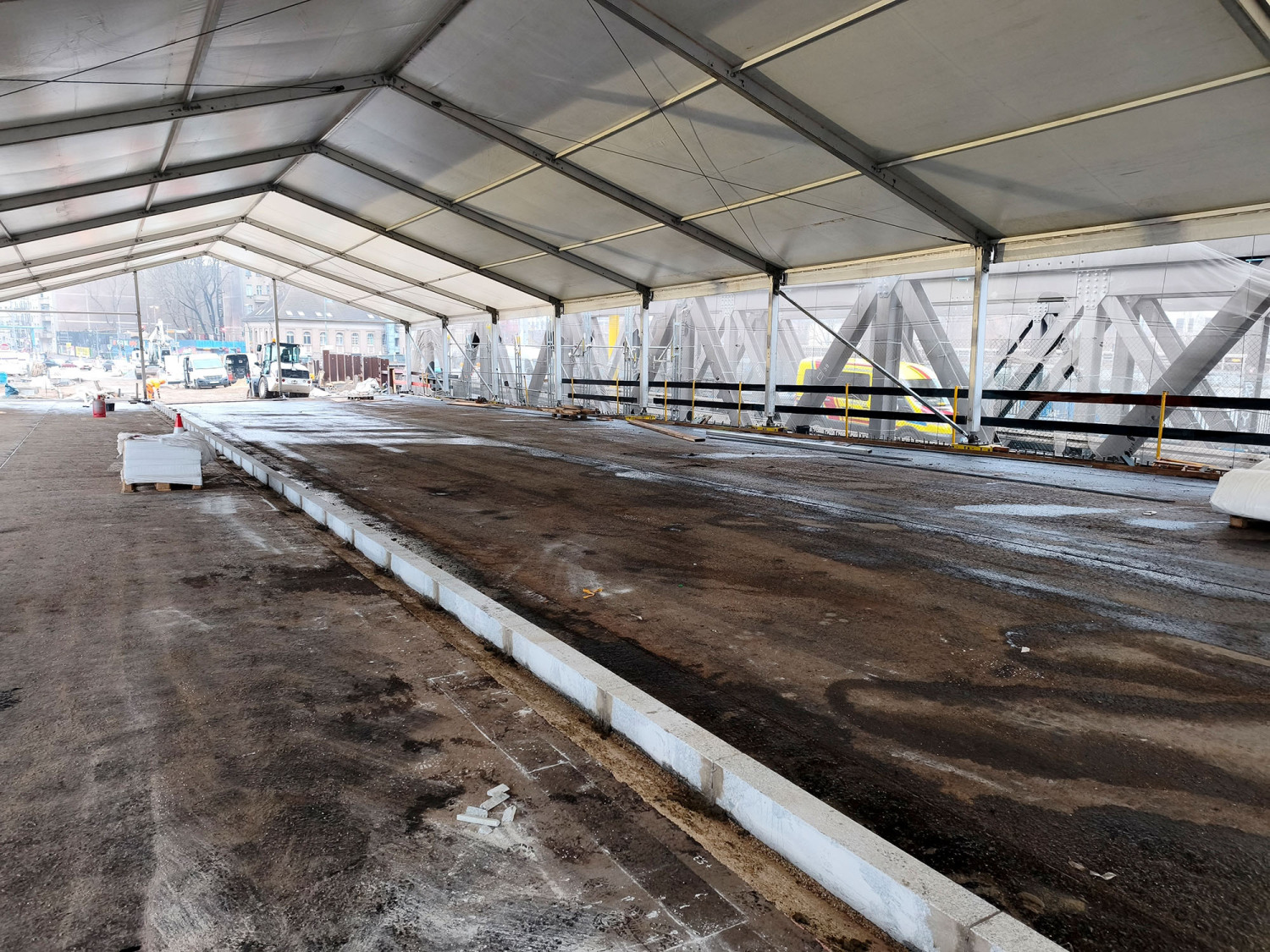 Einbau der Granitbordsteine auf der Brücke, Stand Dezember 2025