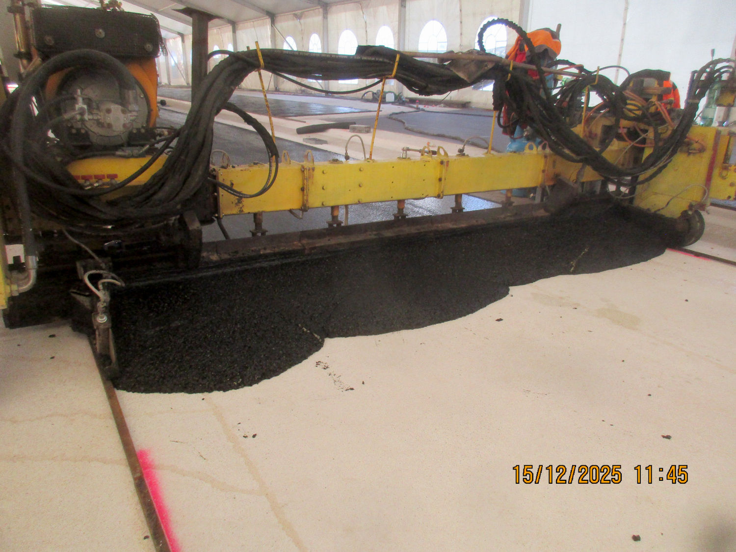Einbau Gussasphalt für die Schutzschicht, Stand Dezember 2025