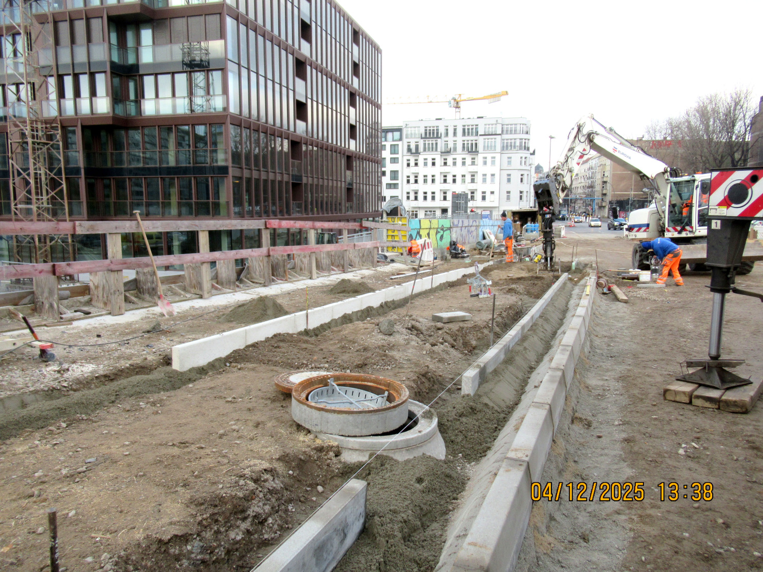 Einbau Randkantensteine und Straßenborde im Vorfeldbereich, Stand Dezember 2025