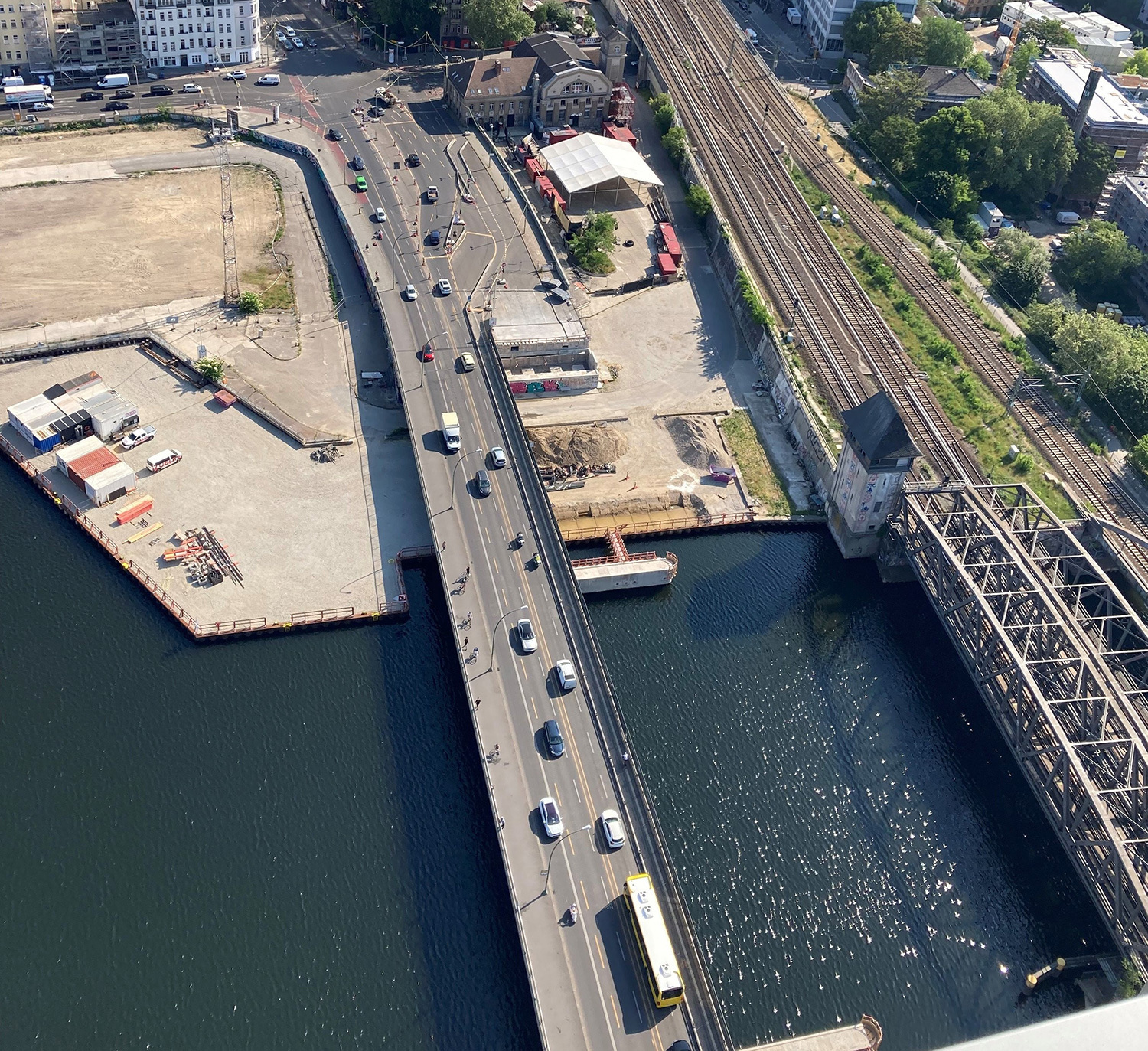Luftbild: Vorbereitungen Behelfsbrücke, Blickrichtung Friedrichshain
