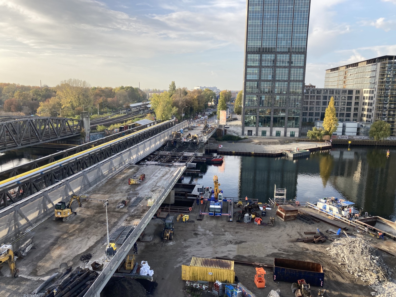 Rückbau des Mittelfeldes der alten brücke neben der Behelfsbrückenkonstruktion, Oktober 2022