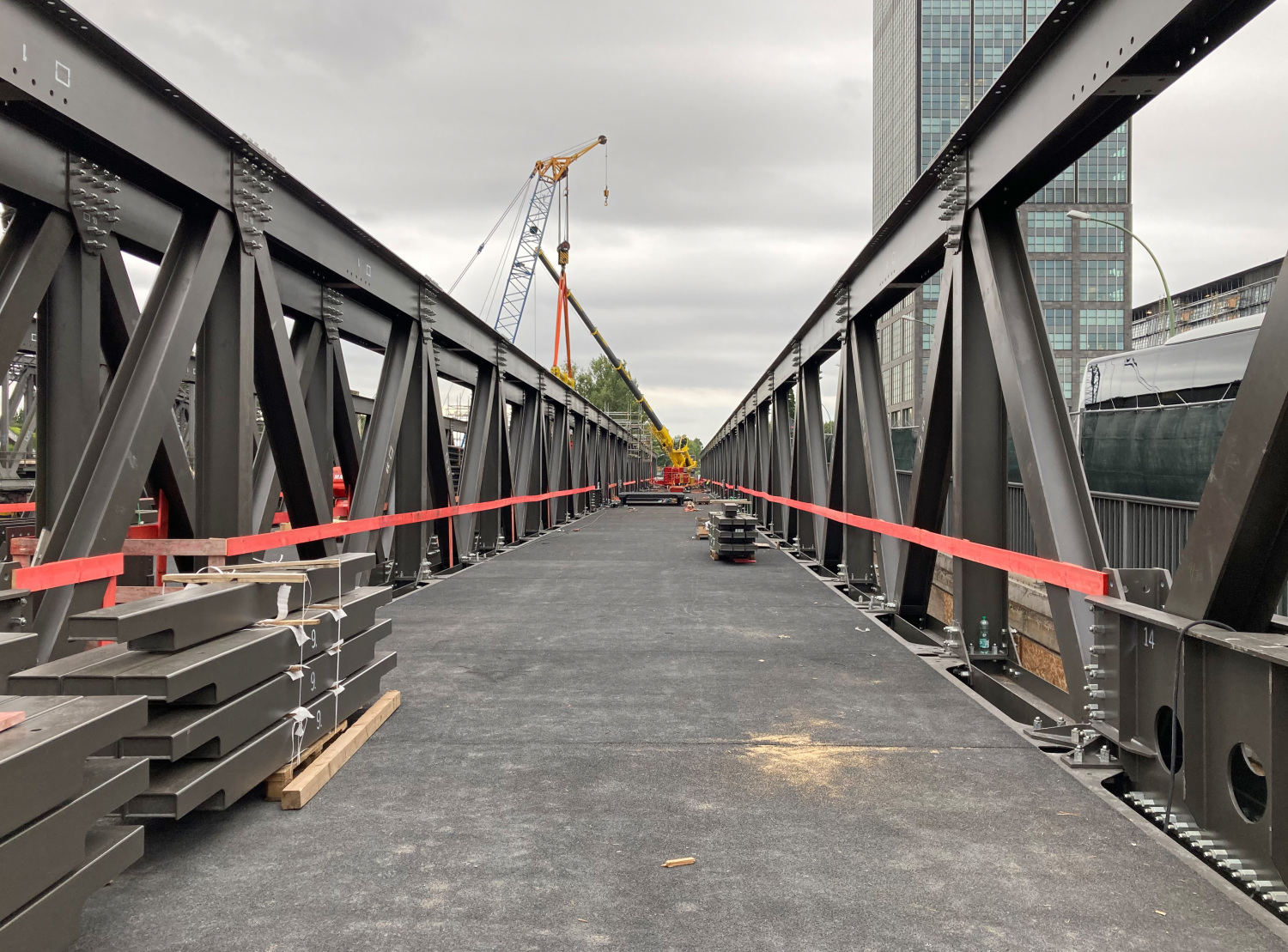 Westlicher Behelfsbrückenüberbau, Blickrichtung Treptow, September 2021