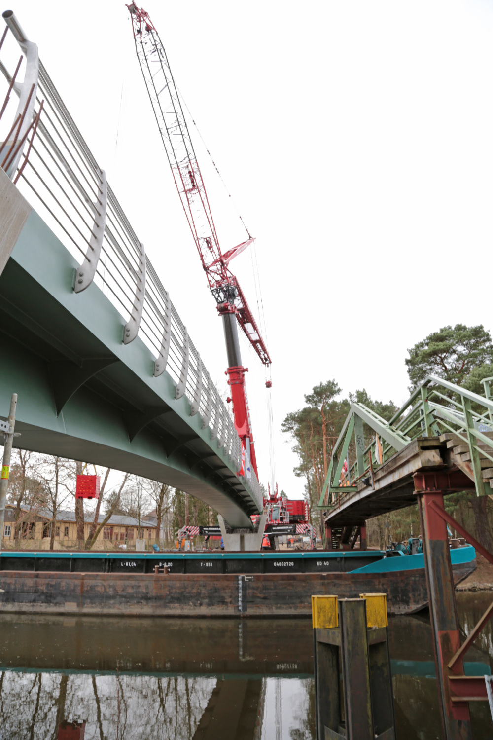 Kranmontage zum Überbau der Kanalbrücke, März 2022