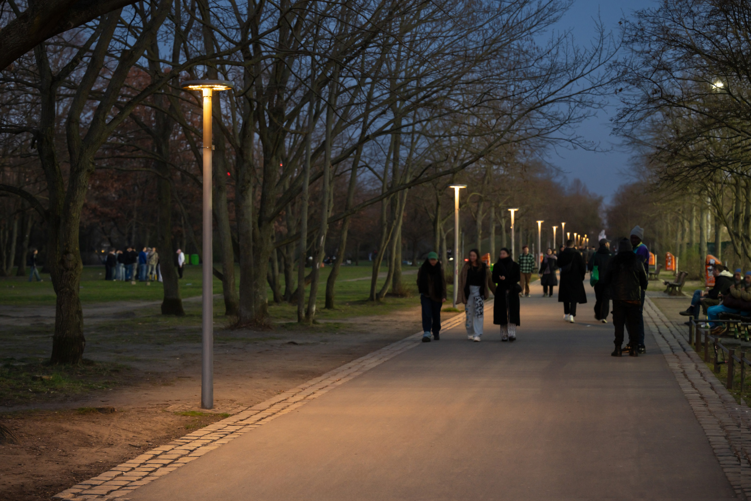 Solarleuchten im Görlitzer Park: Beleuchtung der Hauptwege. Lichtmaste mit einer Aufsatzleuchte