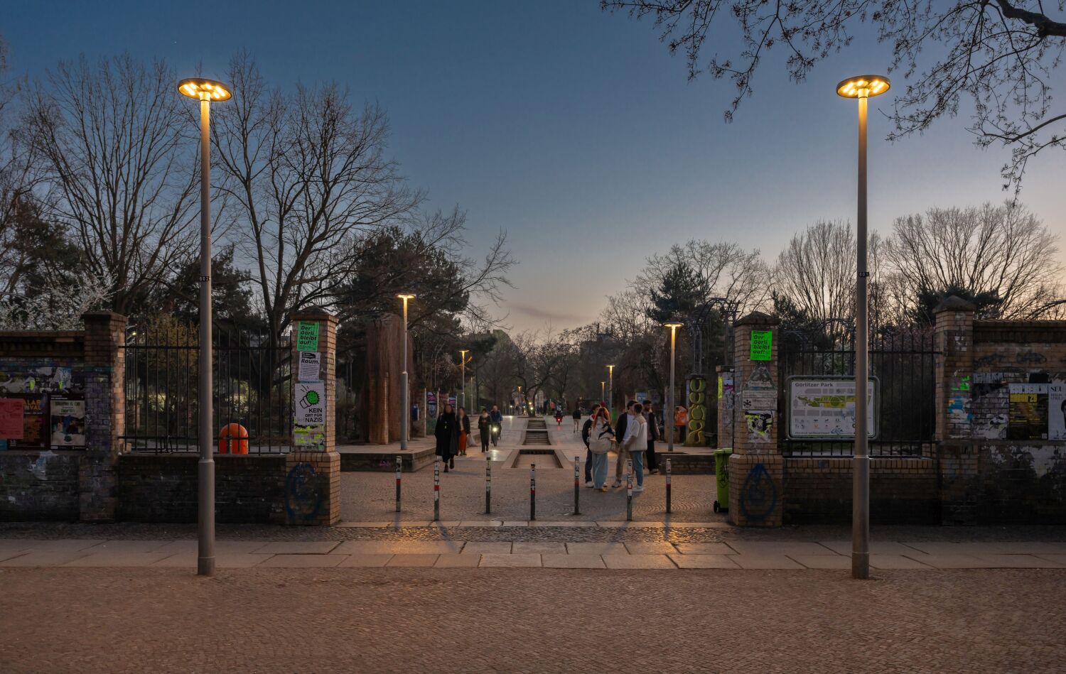 Solarleuchten im Görlitzer Park: Parkeingang Falckensteinstraße. Lichtmaste mit Aufsatzleuchte