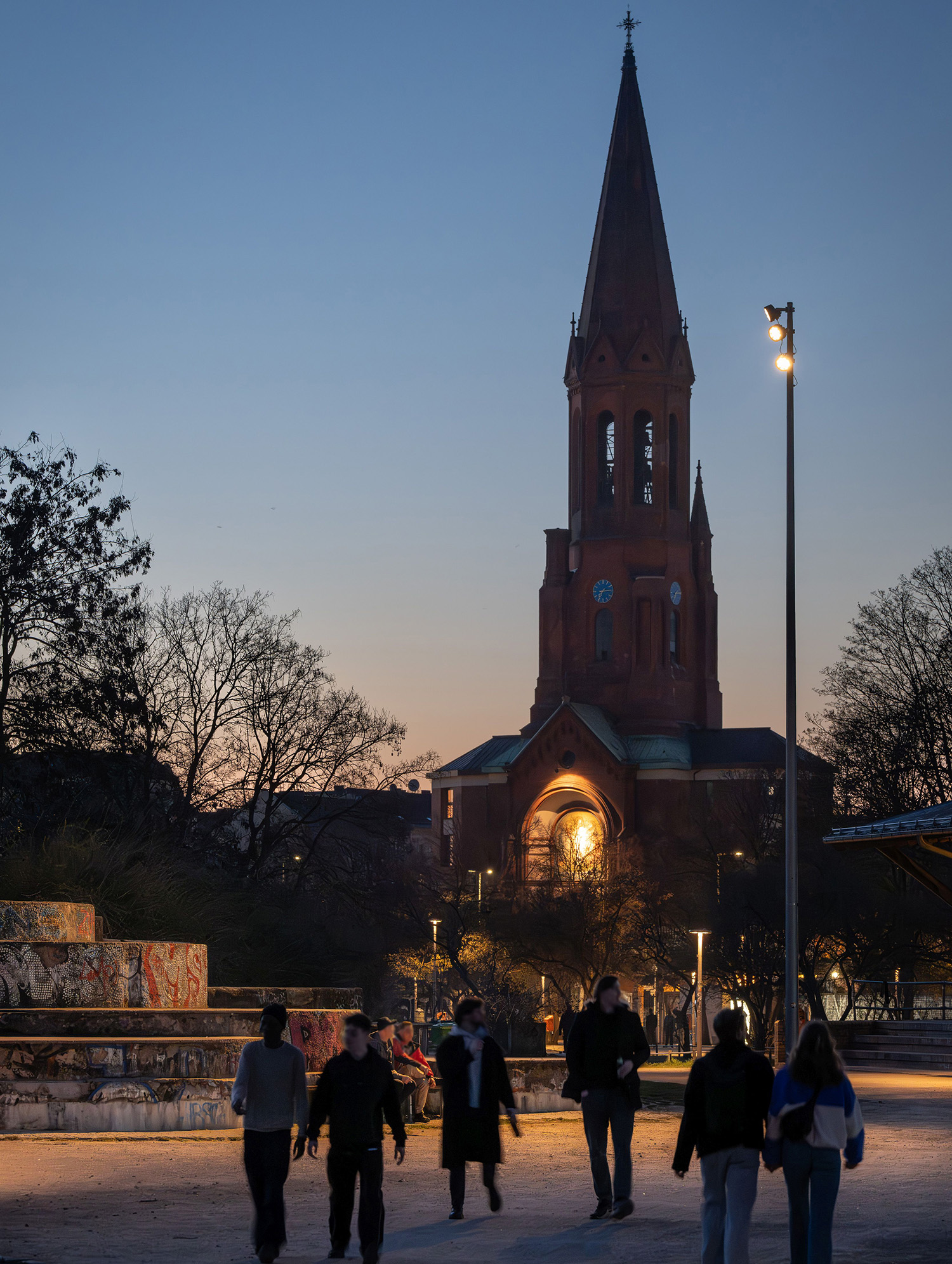 Solarleuchten im Görlitzer Park: Blick von Pamukkale auf Emmaus-Kirche