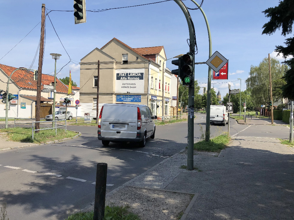 Knotenpunkt Bahnhofstraße / Blankenburger Chaussee / Alt-Karow / Straße 52, Blickrichtung Norden