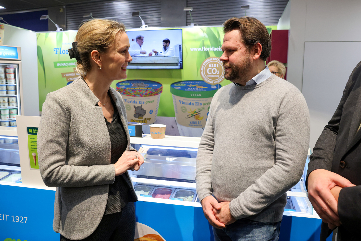 Senatorin Schreiner am Stand von Florida Eis