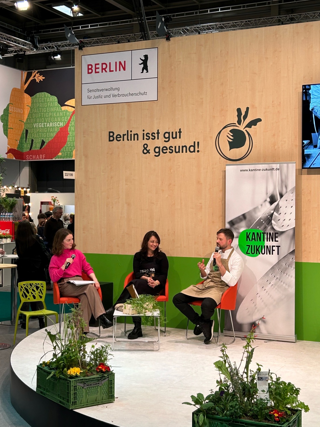 Senatorin Badenberg im Gespräch mit der Kantine Zukunft auf der Bühne in der Berlin-Halle