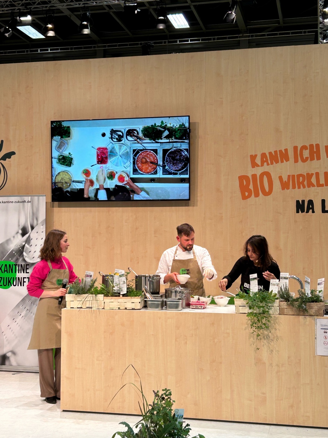 Senatorin Badenberg kocht gemeinsam mit der Kantine Zukunft auf der Bühne in der Berlin-Halle