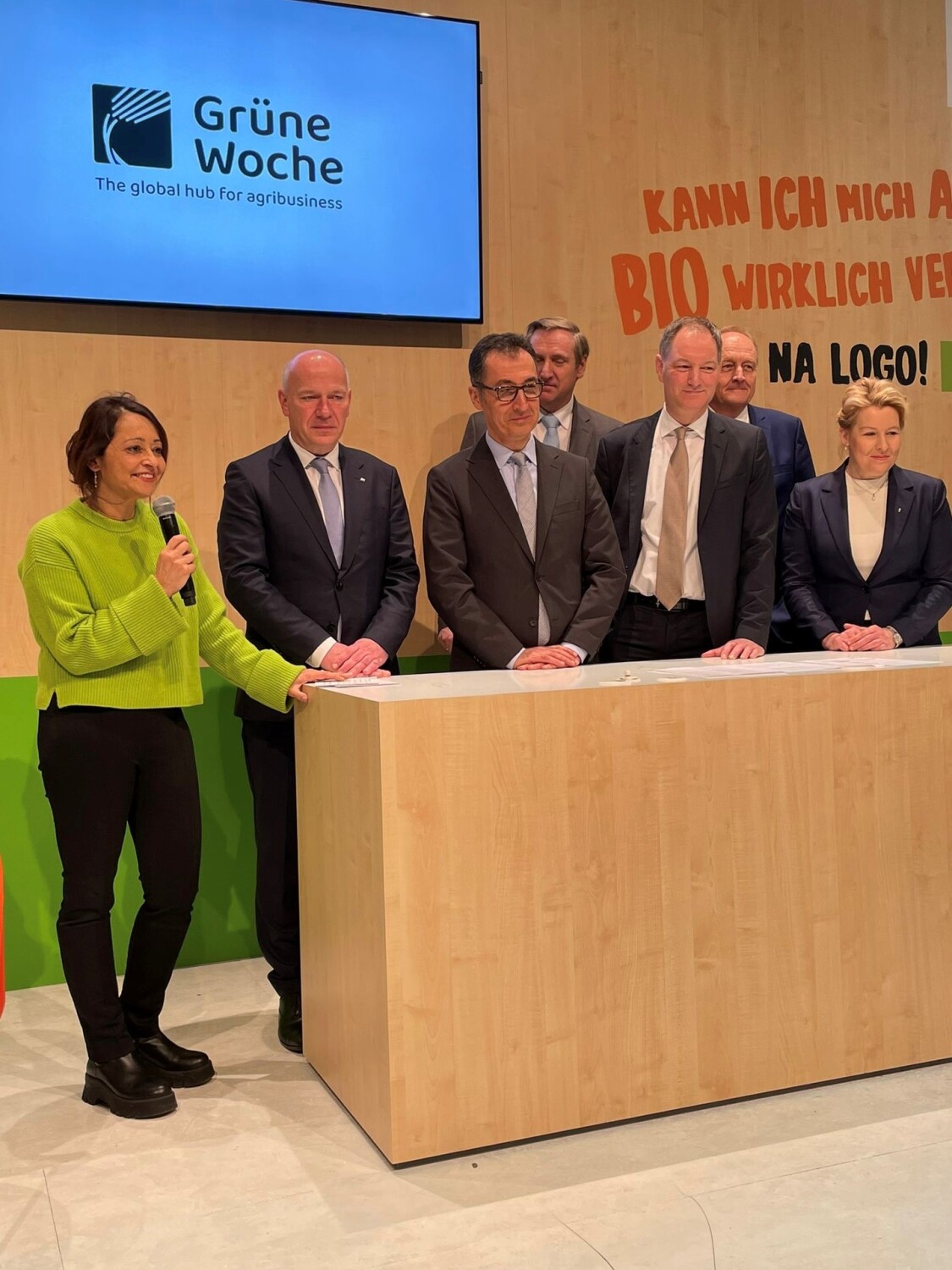 Eröffnungsbegrüßung auf der Bühne in der Berlin-Halle