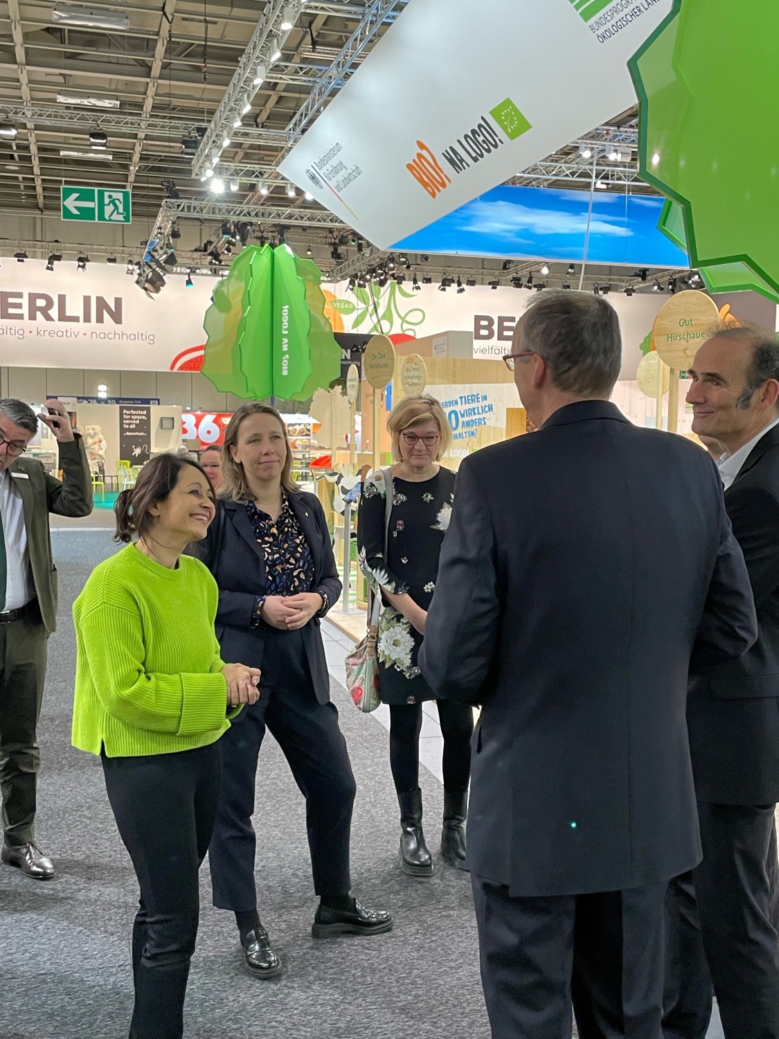 Senatorin Badenberg und Staatssekretärin Uleer im Gespräch in der Bio-Halle